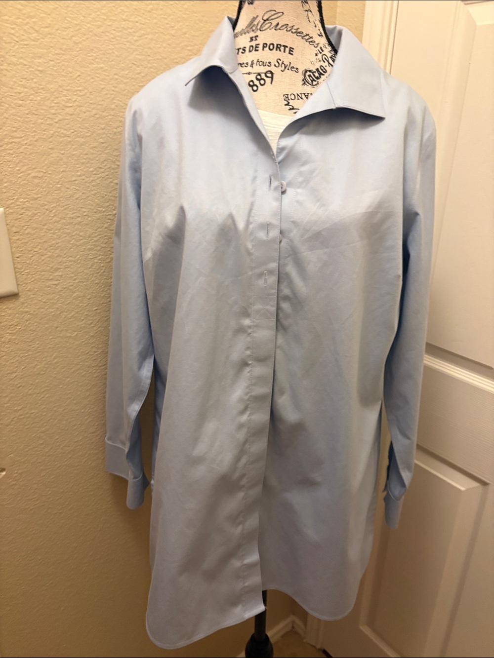 Chico's No iron Light Blue Long-Sleeve Button Front Shirt size 2 (12-14) A153